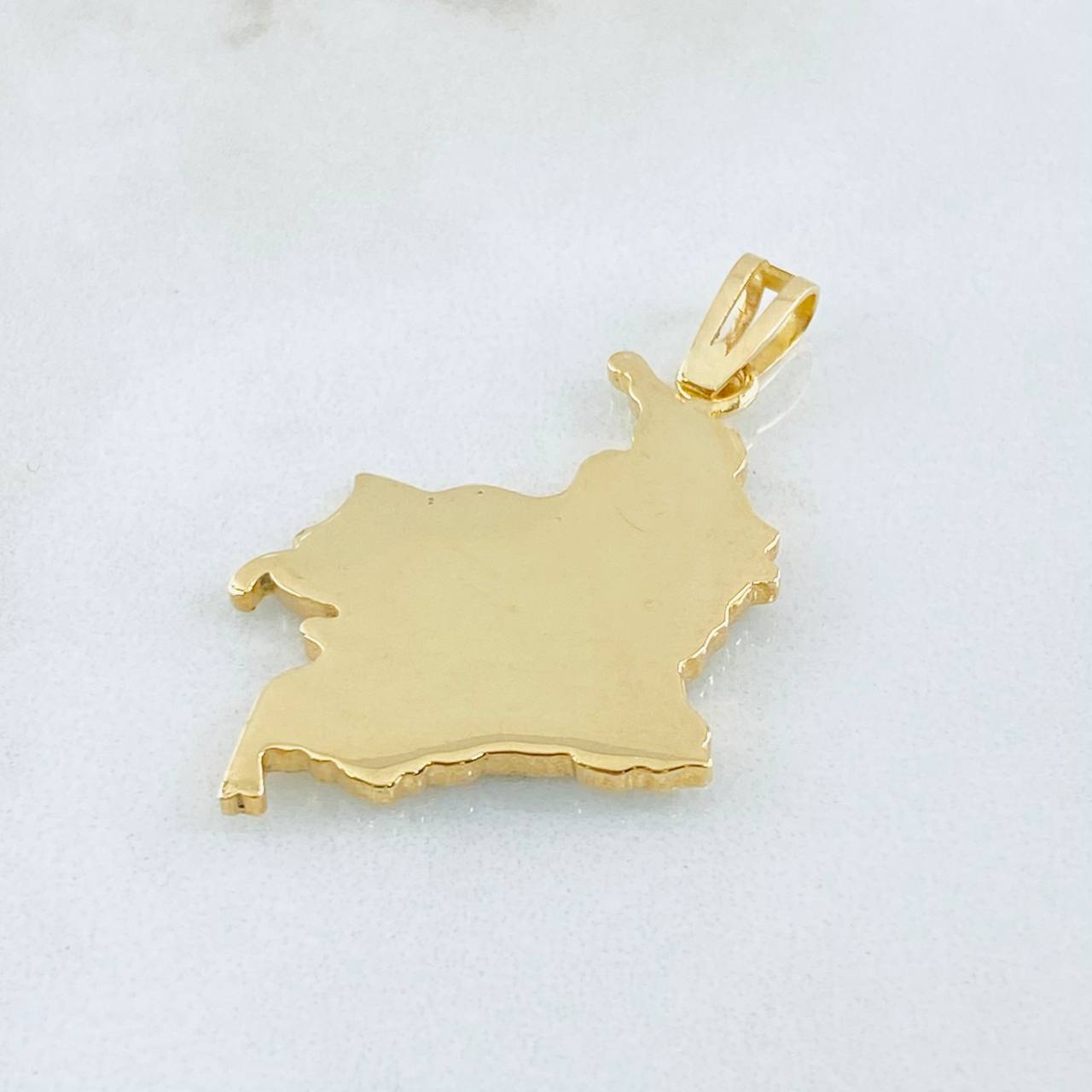 Dije Mapa Colombia Esmeralda 20pts 6.2gr / 4cm / Oro Amarillo 18K ©