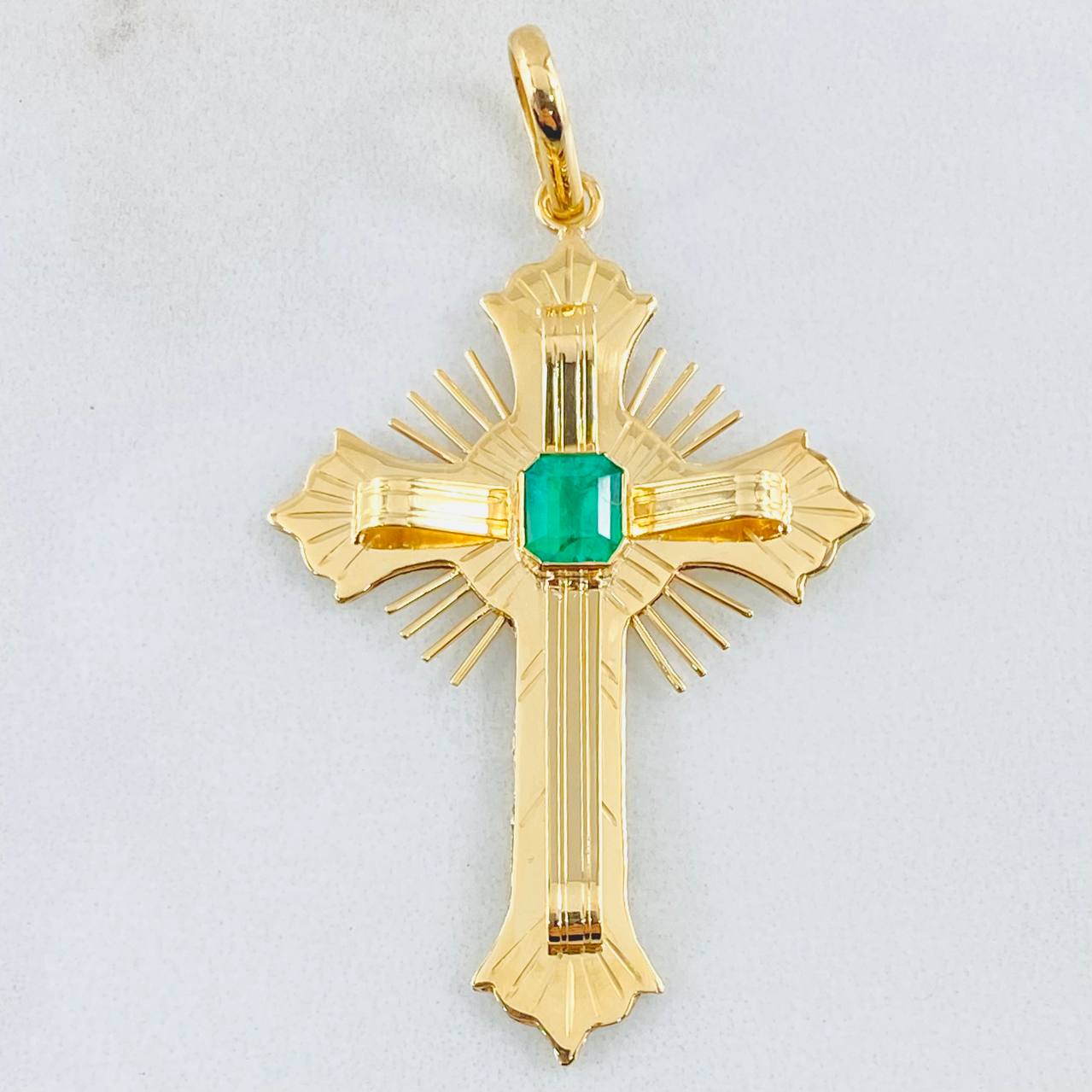 Dije Crúz de Altar Esmeralda 60pts 4gr / 4.1cm / Oro Amarillo 18K ©
