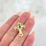 Dije Crúz de Altar Esmeralda 18pts 1.8gr / 3.2cm / Oro Amarillo 18K ©