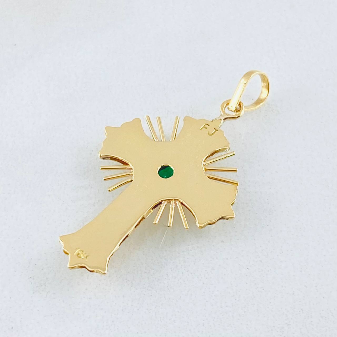 Dije Crúz de Altar Esmeralda 18pts 1.8gr / 3.2cm / Oro Amarillo 18K ©