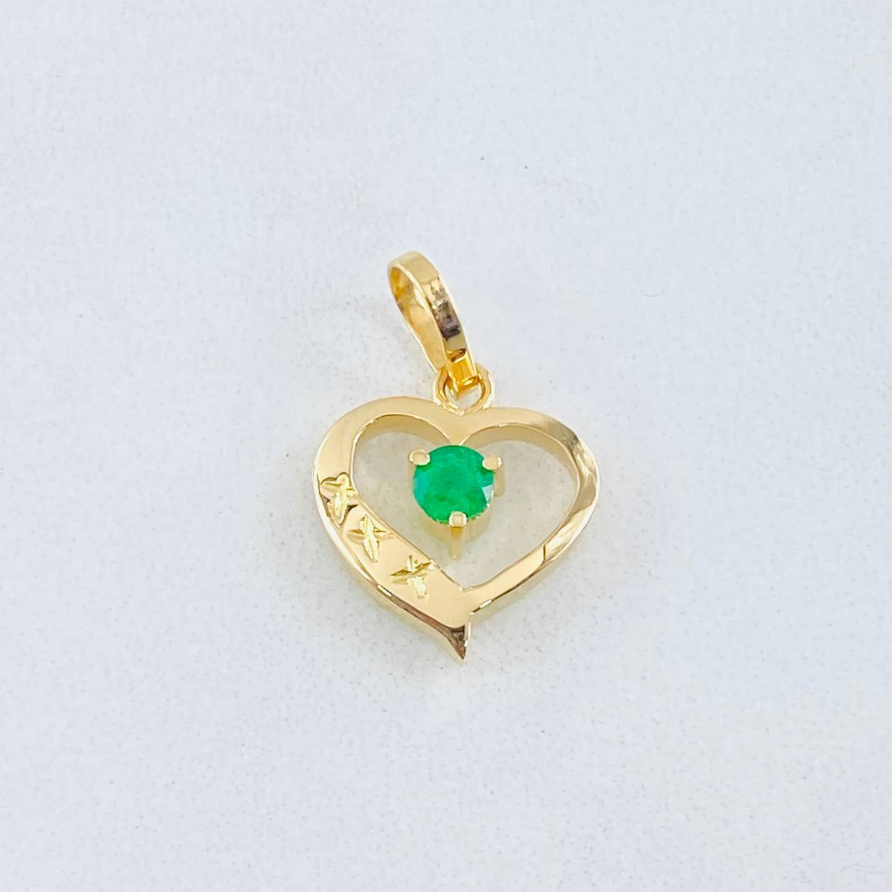 Dije Corazón Silueta Esmeralda 11pts 1.25gr / 1.6cm / Oro Amarillo 18K ©