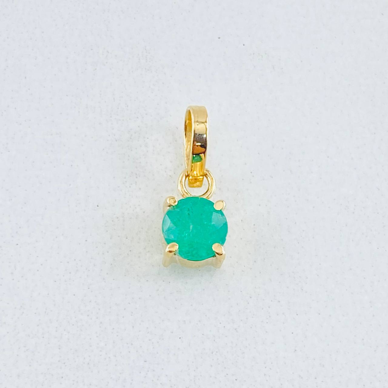 Dije Circulo Esmeralda 29pts 0.4gr / 1cm / Oro Amarillo 18K ©