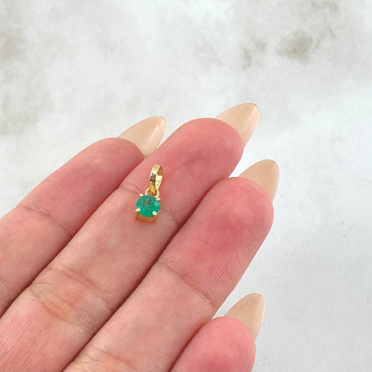 Dije Circulo Esmeralda 29pts 0.4gr / 1cm / Oro Amarillo 18K ©