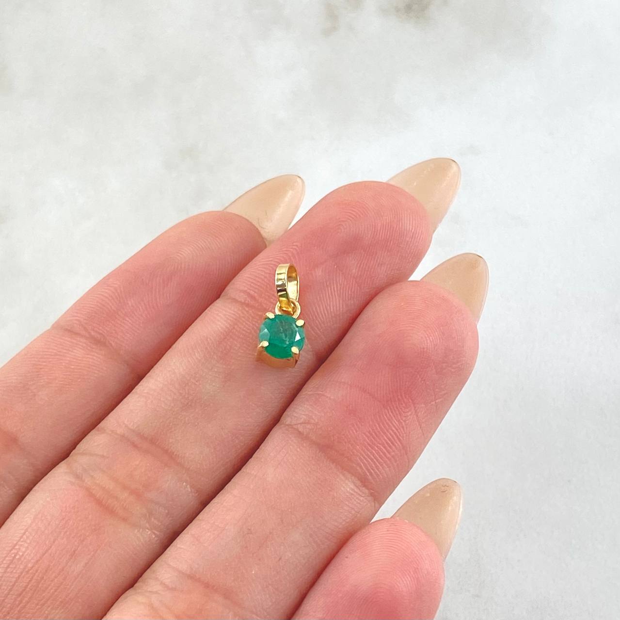 Dije Circulo Esmeralda 50pts 0.55gr / 1.1cm / Oro Amarillo 18K ©