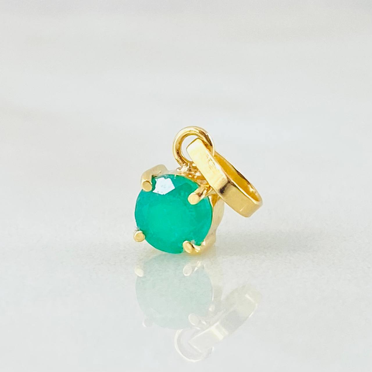 Dije Circulo Esmeralda 50pts 0.55gr / 1.1cm / Oro Amarillo 18K ©