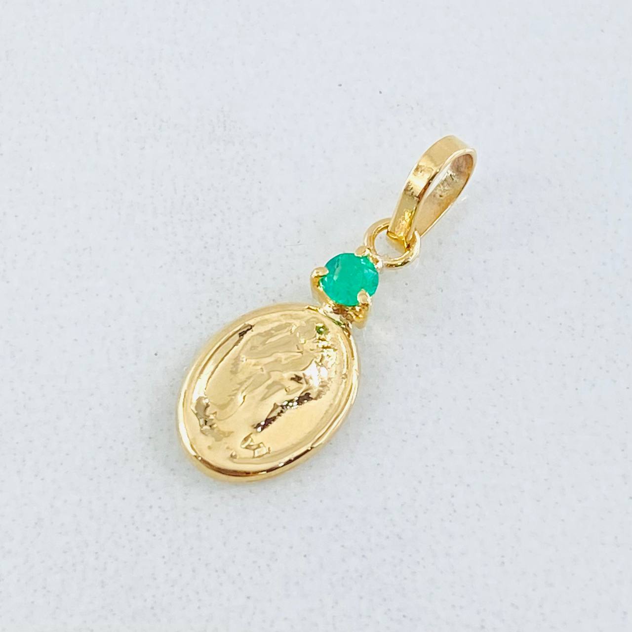 Dije Virgen del Carmen Ovalo Esmeralda 5pts 0.45gr / 1.8cm / Oro Amarillo 18K ©