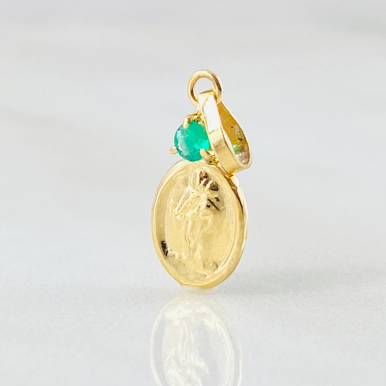Dije Virgen del Carmen Ovalo Esmeralda 5pts 0.45gr / 1.8cm / Oro Amarillo 18K ©