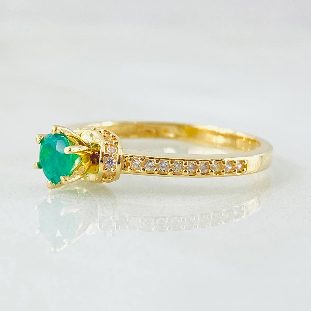 Anillo Solitario Perfil Ondulado Esmeralda 34pts 2.8gr / T8 / Oro Amarillo 18K ©