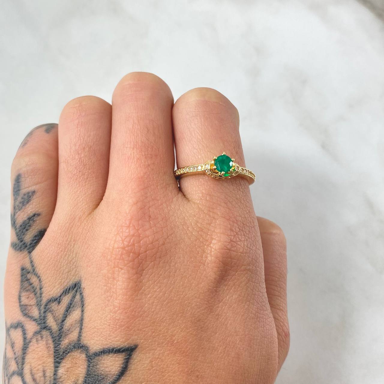 Anillo Solitario Perfil Ondulado Esmeralda 34pts 2.8gr / T8 / Oro Amarillo 18K ©