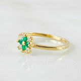 Anillo Flor Cardinal Esmeralda 14pts Diamantes 8pts 2.05gr / T6 3/4 / Oro Amarillo 18K ©