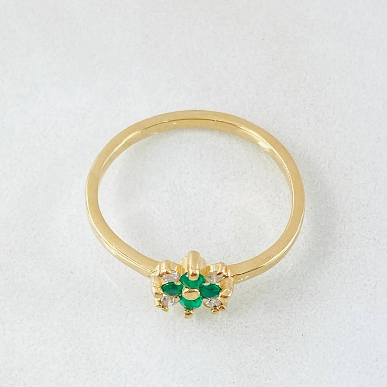 Anillo Flor Cardinal Esmeralda 14pts Diamantes 8pts 2.05gr / T6 3/4 / Oro Amarillo 18K ©