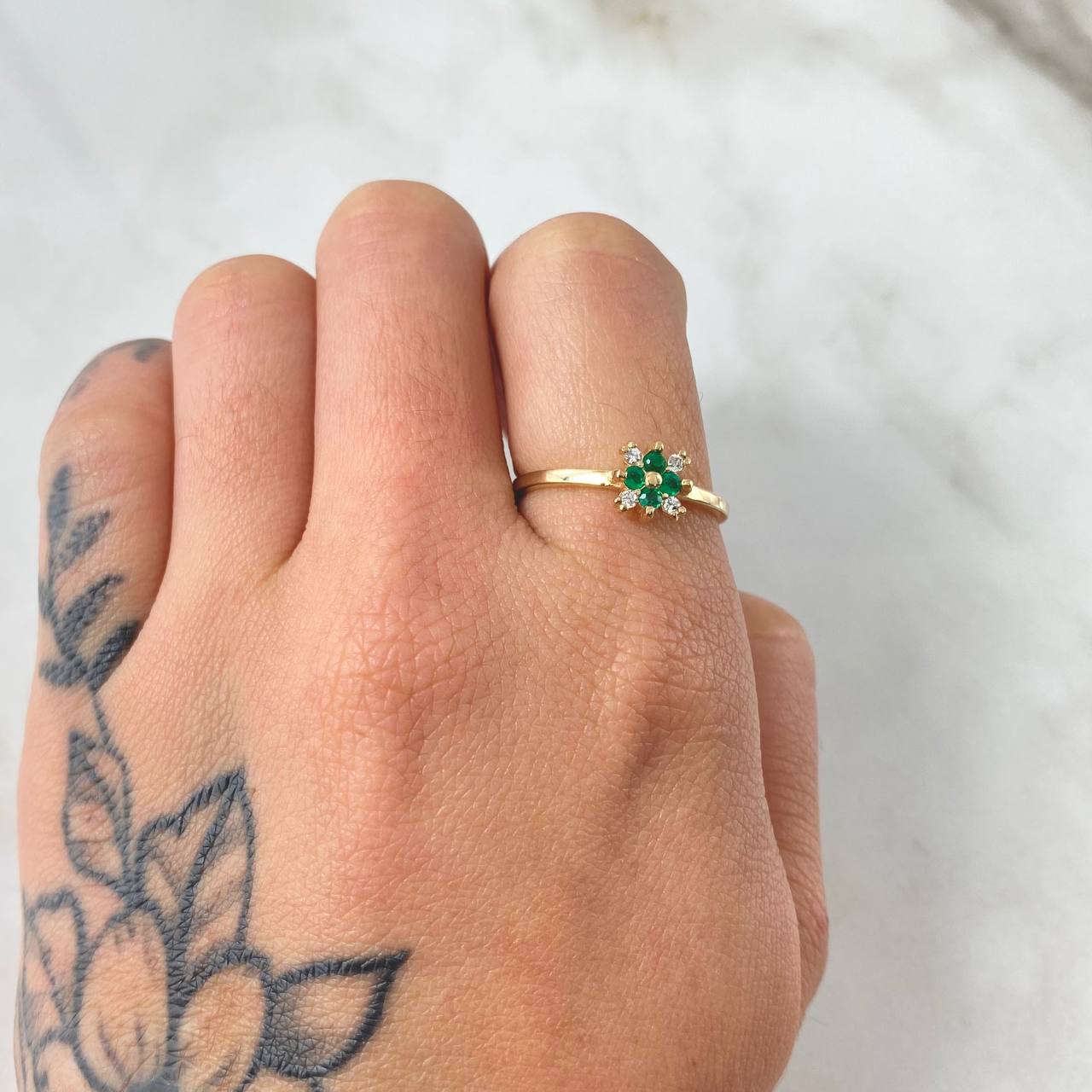 Anillo Flor Cardinal Esmeralda 14pts Diamantes 8pts 2.05gr / T6 3/4 / Oro Amarillo 18K ©