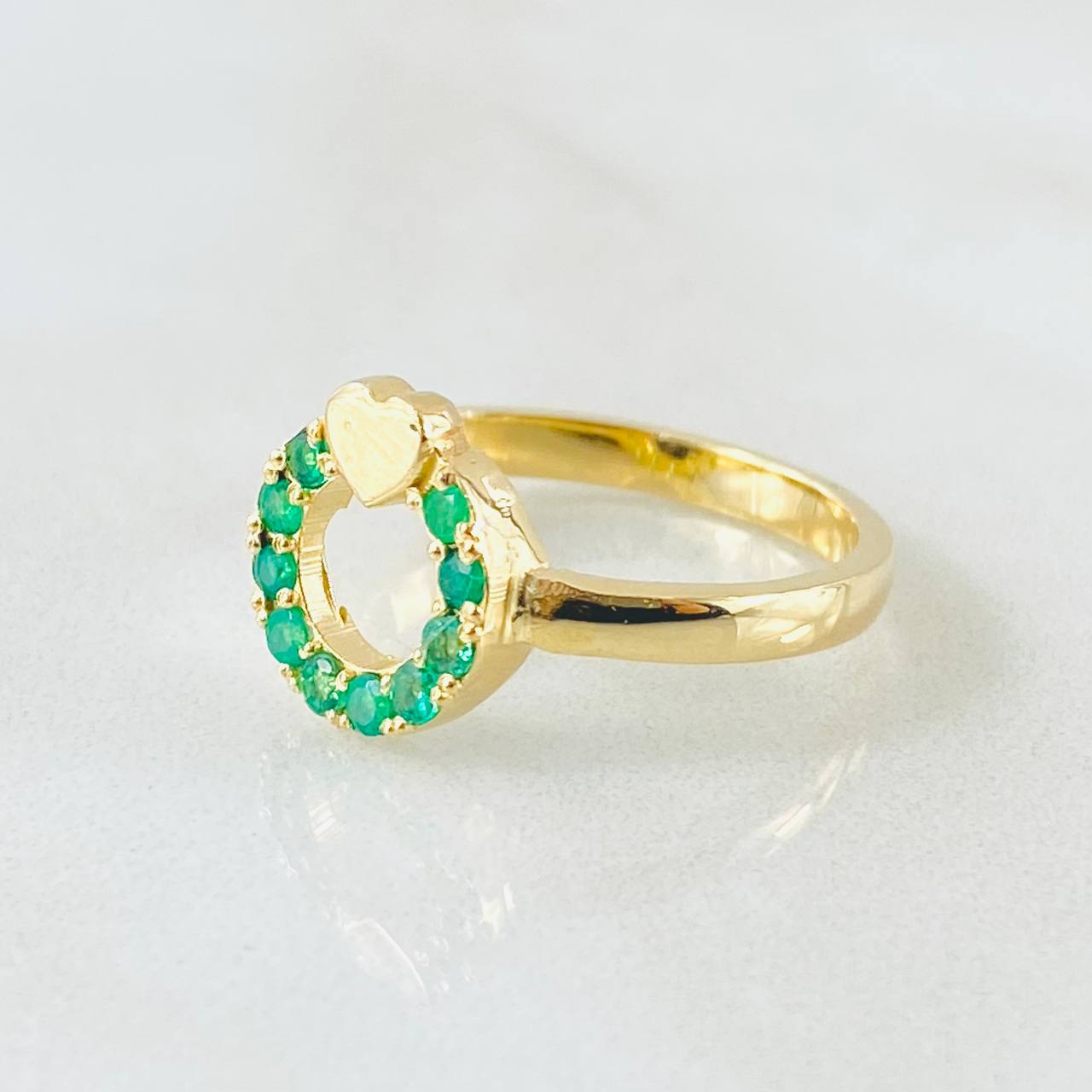 Anillo Aro Corazón Esmeraldas 30pts 3.35gr / T7 1/4 / Oro Amarillo 18K ©