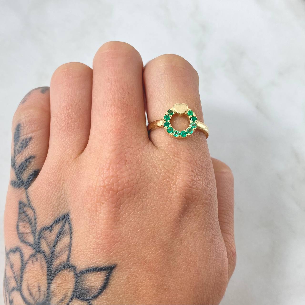 Anillo Aro Corazón Esmeraldas 30pts 3.35gr / T7 1/4 / Oro Amarillo 18K ©