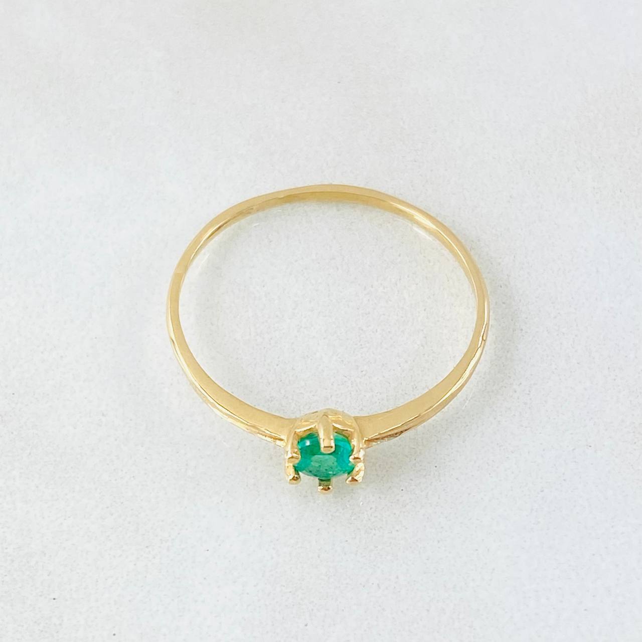 Anillo Solitario Liso Seis Garras Esmeralda 35pts 1.35gr / T9 / Oro Amarillo 18K ©