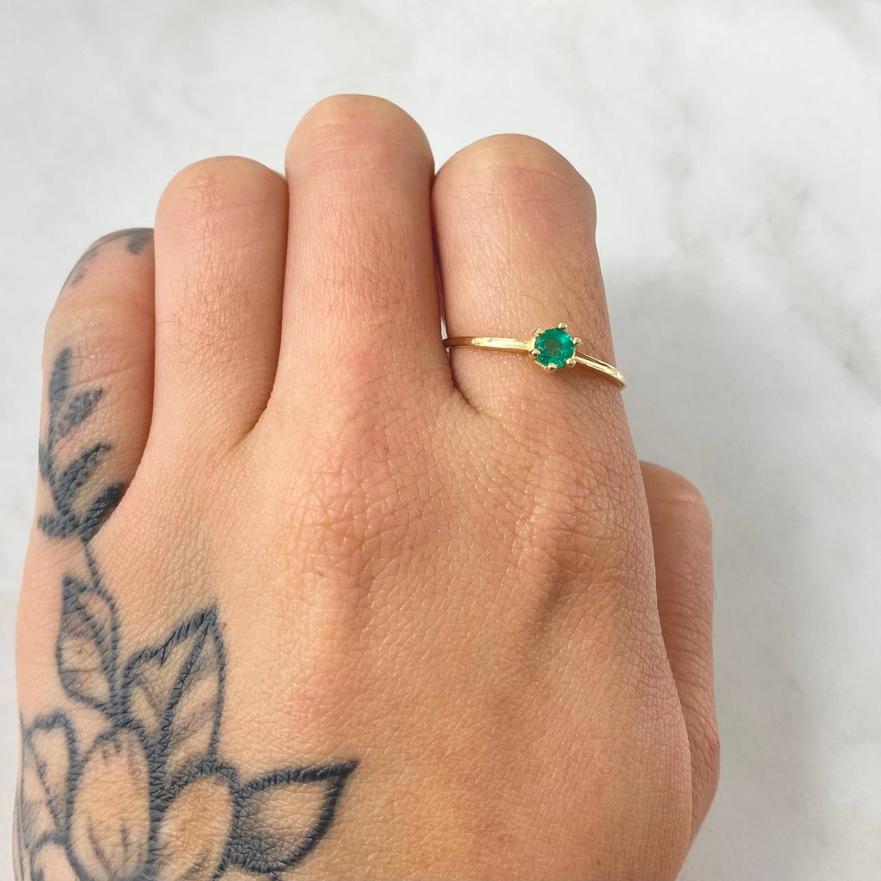Anillo Solitario Liso Seis Garras Esmeralda 35pts 1.35gr / T9 / Oro Amarillo 18K ©