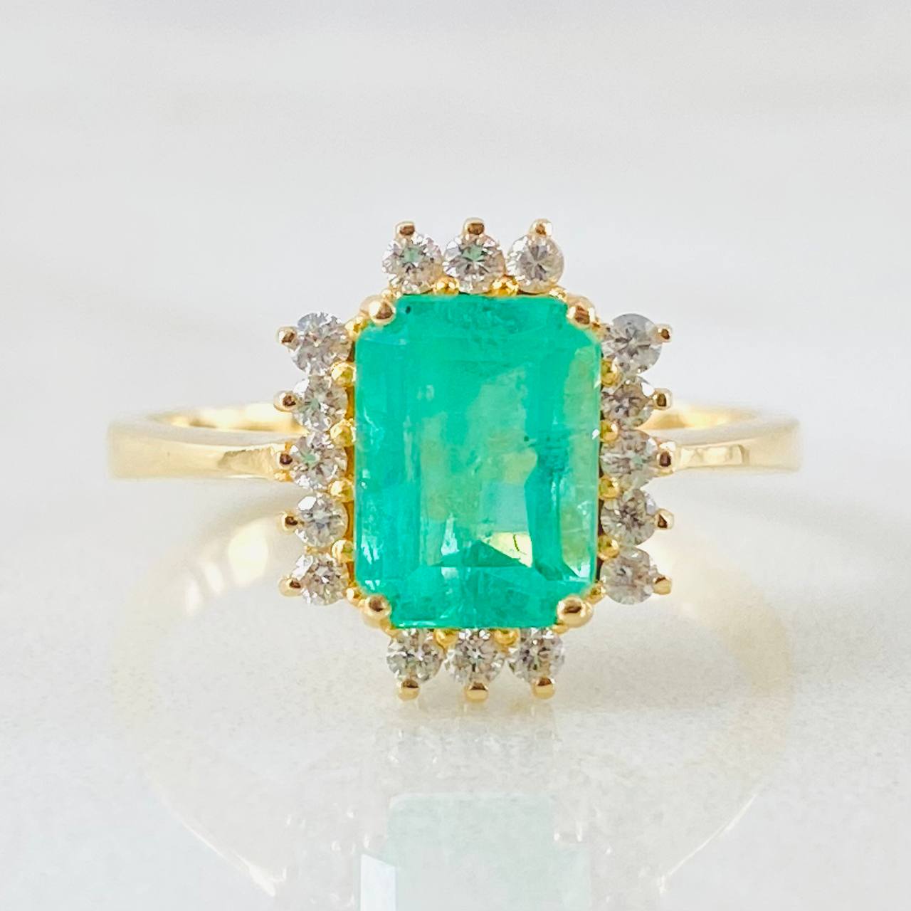 Anillo Rectangulo Bordeado Esmeralda 1.7 Qts Diamantes 19pts 3.35gr / T6 1/2 / Oro Amarillo 18K ©