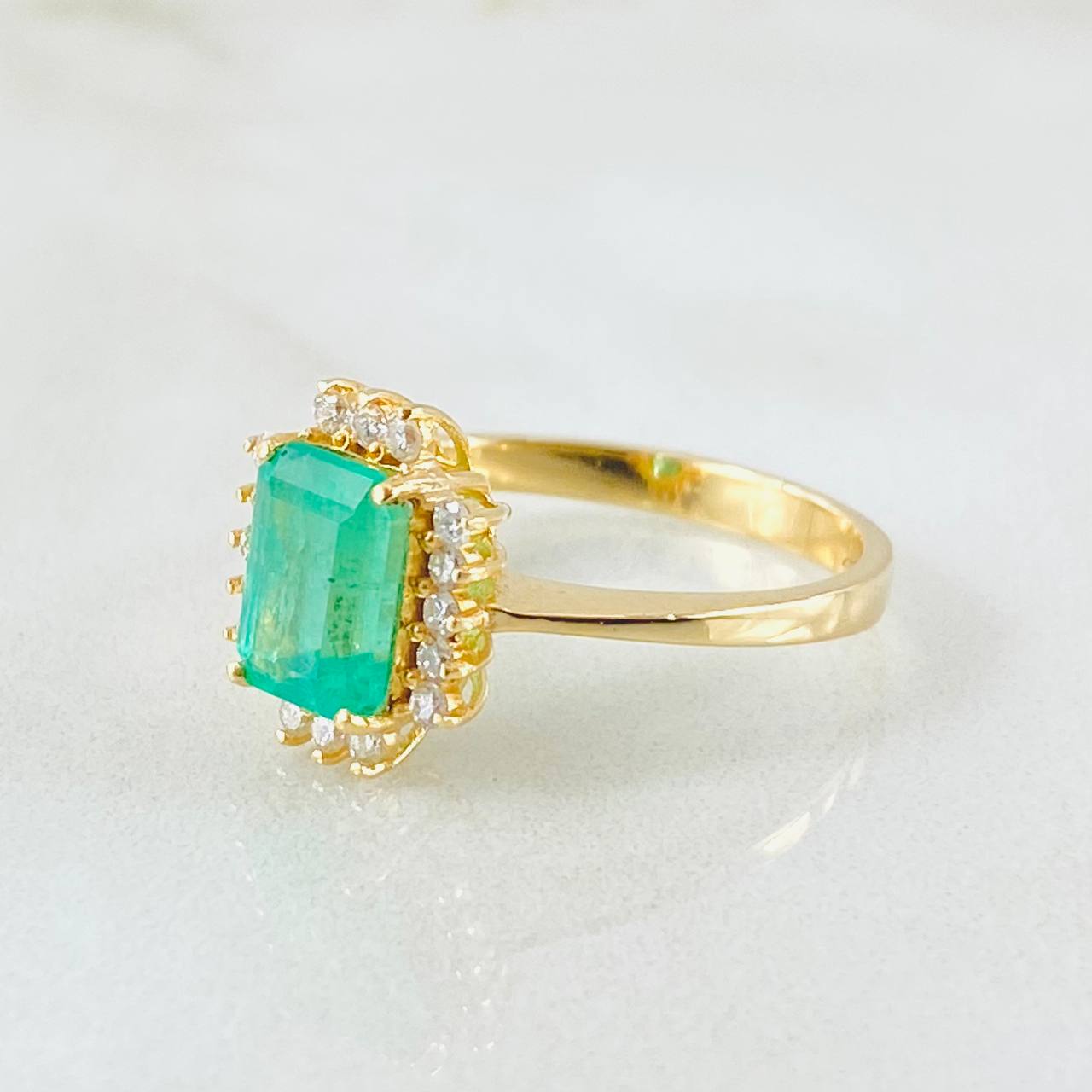 Anillo Rectangulo Bordeado Esmeralda 1.7 Qts Diamantes 19pts 3.35gr / T6 1/2 / Oro Amarillo 18K ©