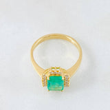 Anillo Rectangulo Bordeado Esmeralda 1.7 Qts Diamantes 19pts 3.35gr / T6 1/2 / Oro Amarillo 18K ©