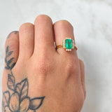 Anillo Rectangulo Bordeado Esmeralda 1.7 Qts Diamantes 19pts 3.35gr / T6 1/2 / Oro Amarillo 18K ©