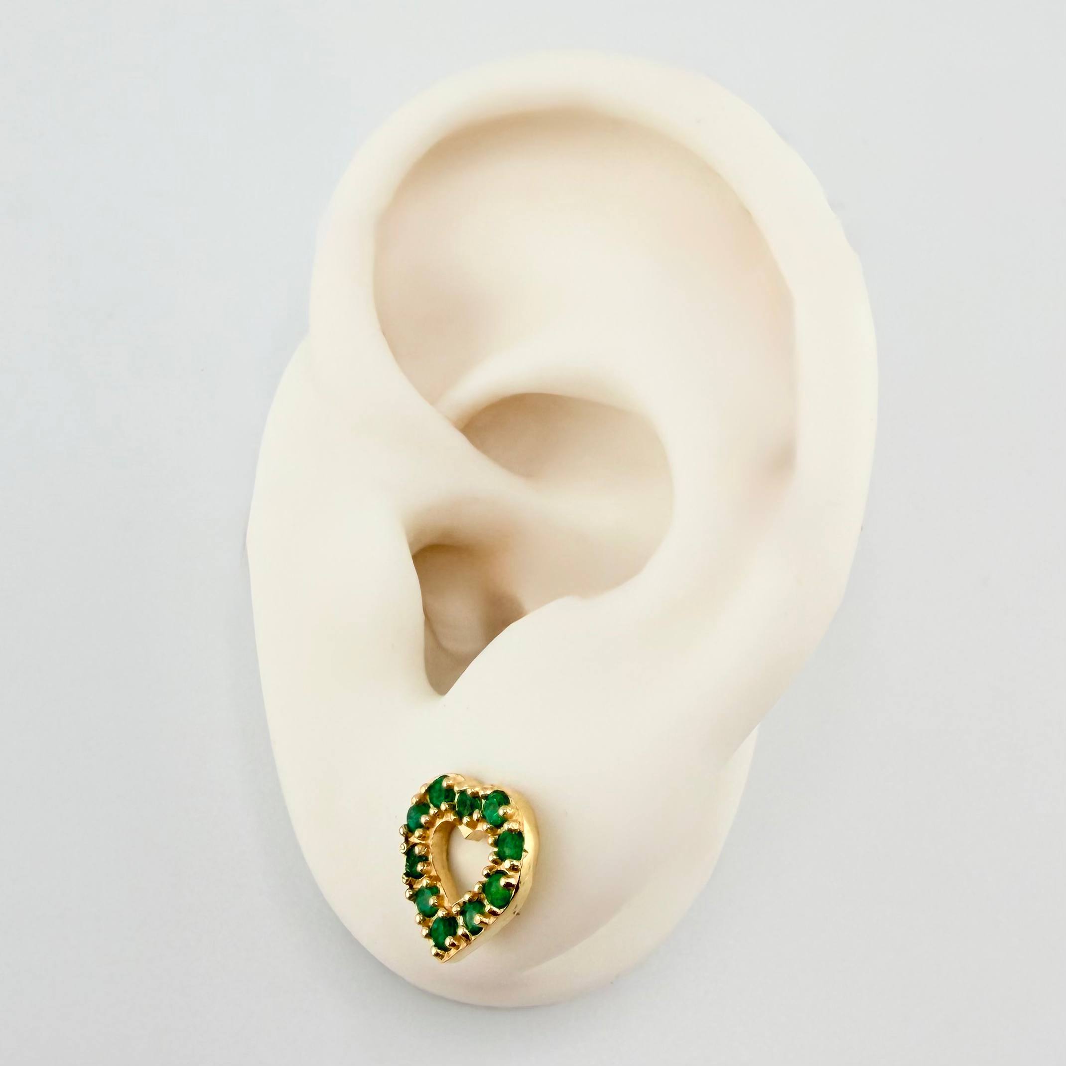 Topos Corazon Silueta Esmeraldas 5pts 3.05gr / 1.1cm / Oro Amarillo 18K *