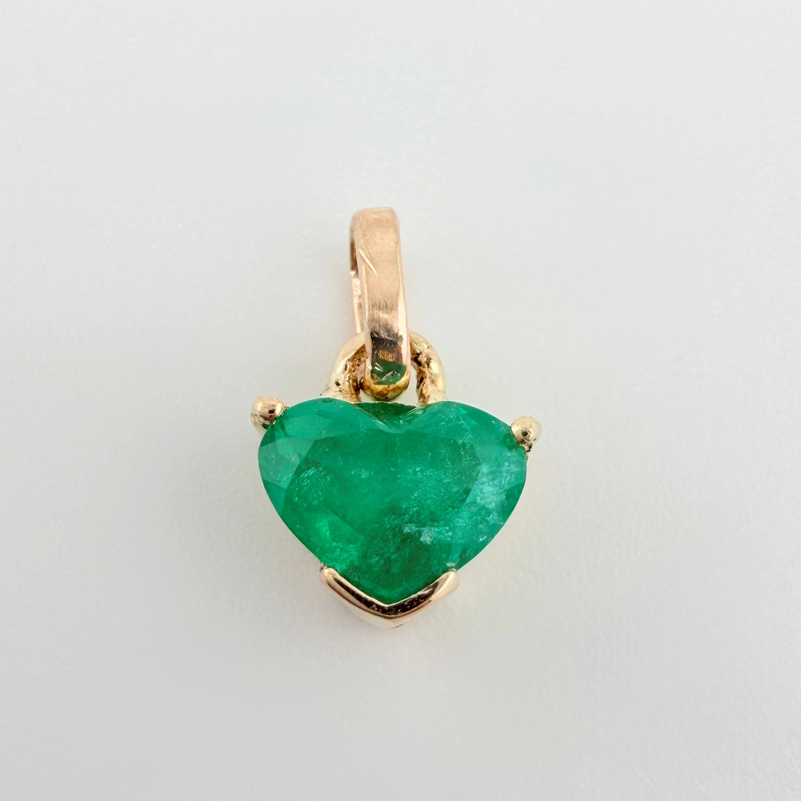 Dije Gota En Corazon Esmeraldas 70pts 0.6gr / 1.1cm / Oro Amarillo 18K ©