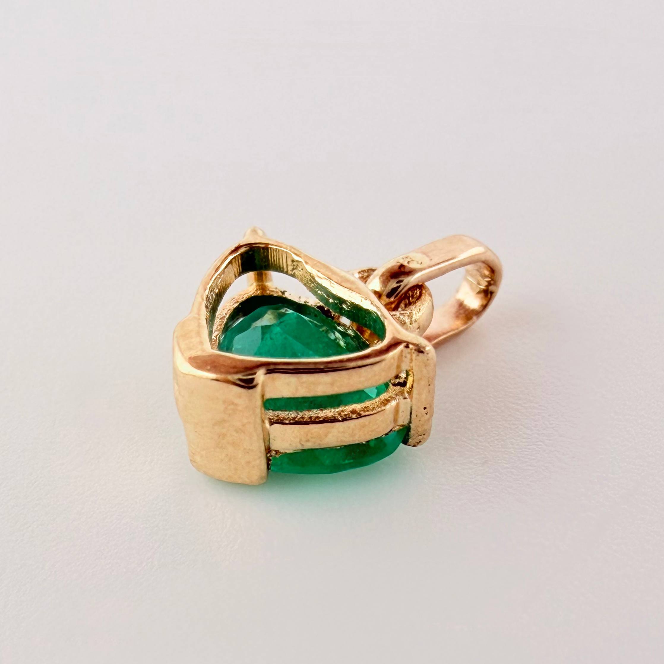 Dije Gota En Corazon Esmeraldas 70pts 0.6gr / 1.1cm / Oro Amarillo 18K ©