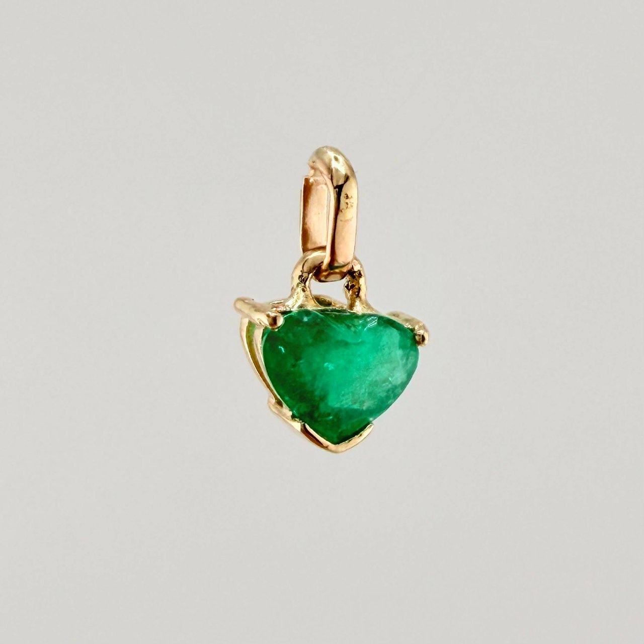 Dije Gota En Corazon Esmeraldas 70pts 0.6gr / 1.1cm / Oro Amarillo 18K ©