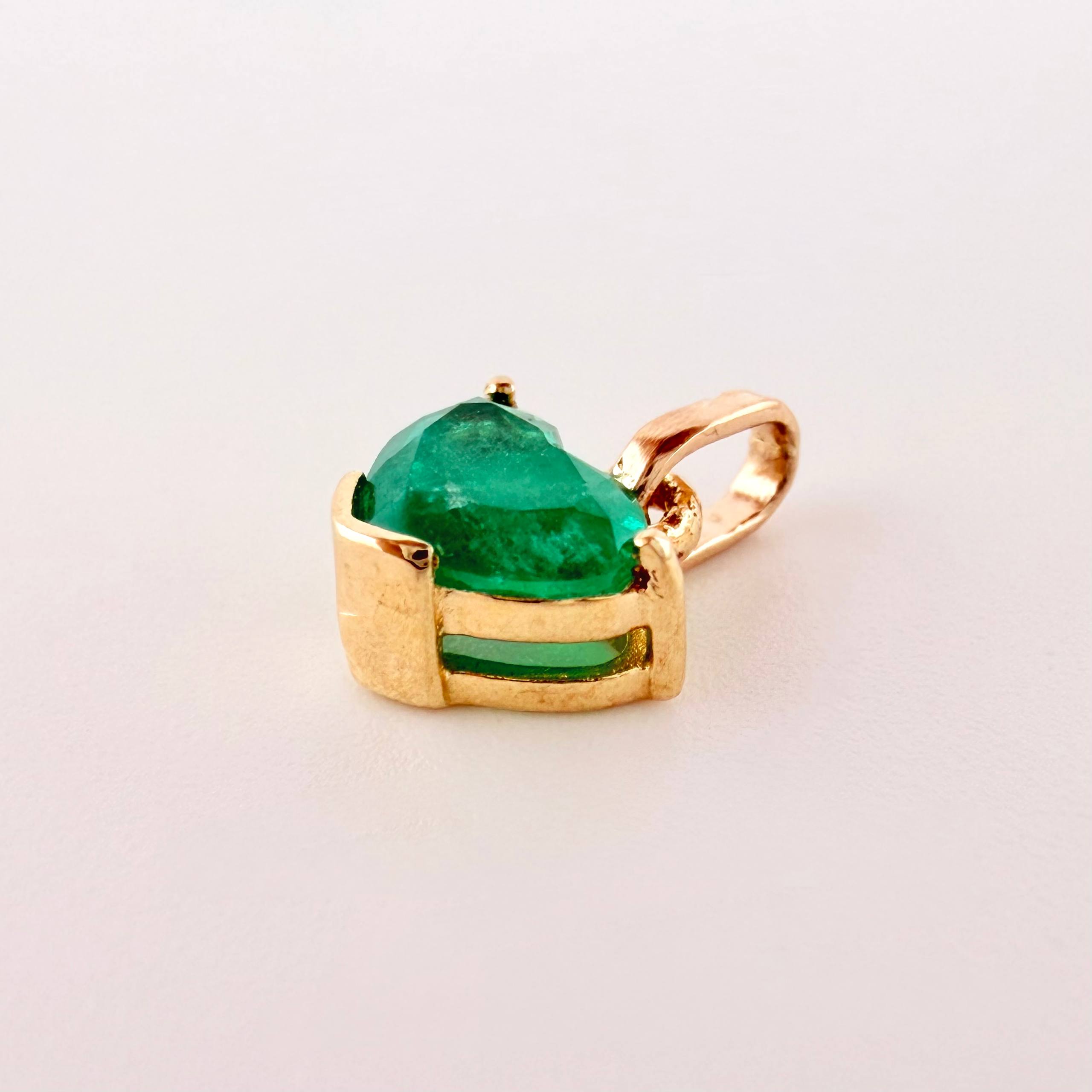 Dije Gota En Corazon Esmeraldas 70pts 0.6gr / 1.1cm / Oro Amarillo 18K ©