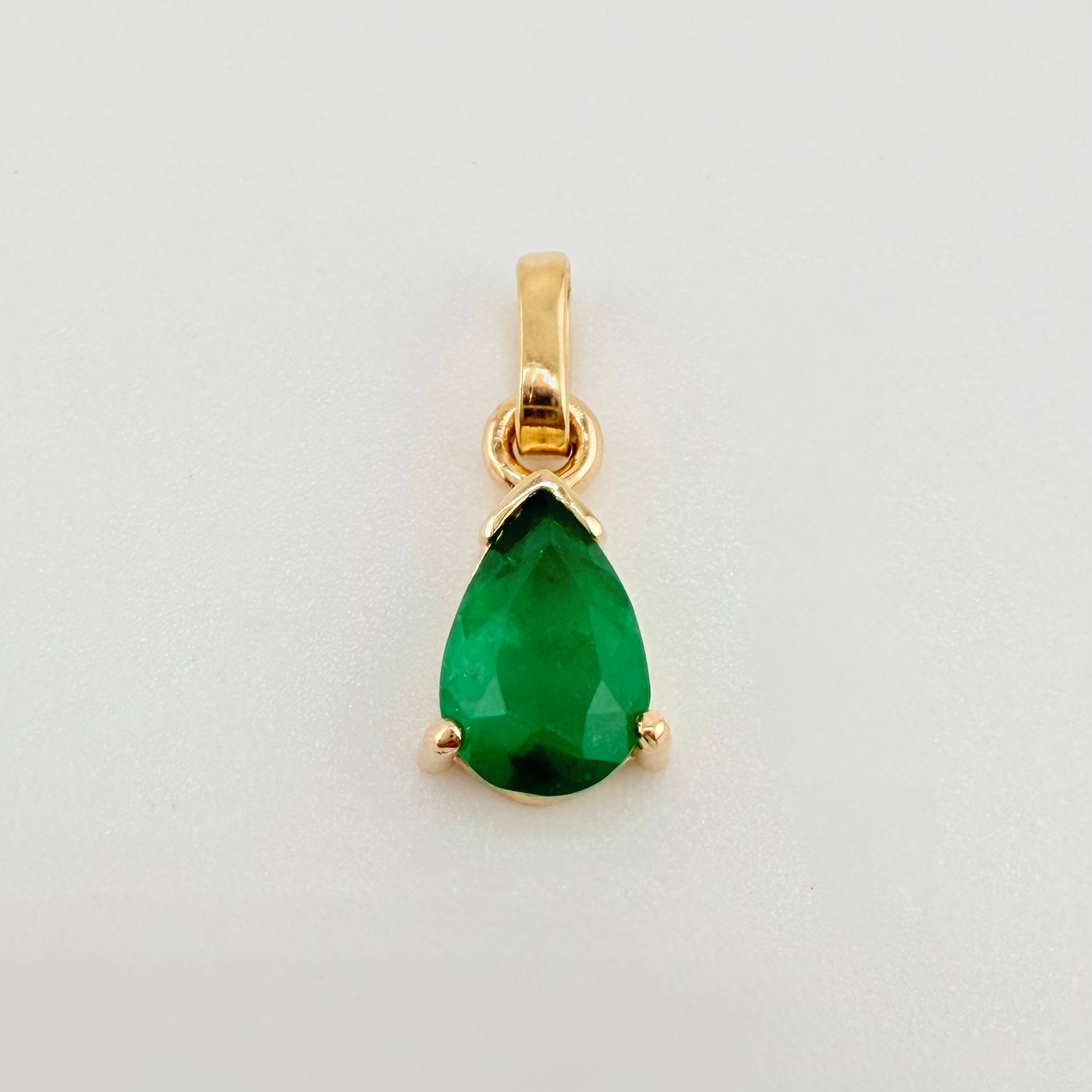 Dije Gota Esmeraldas 70pts 0.55gr / 1.4cm / Oro Amarillo 18K ©