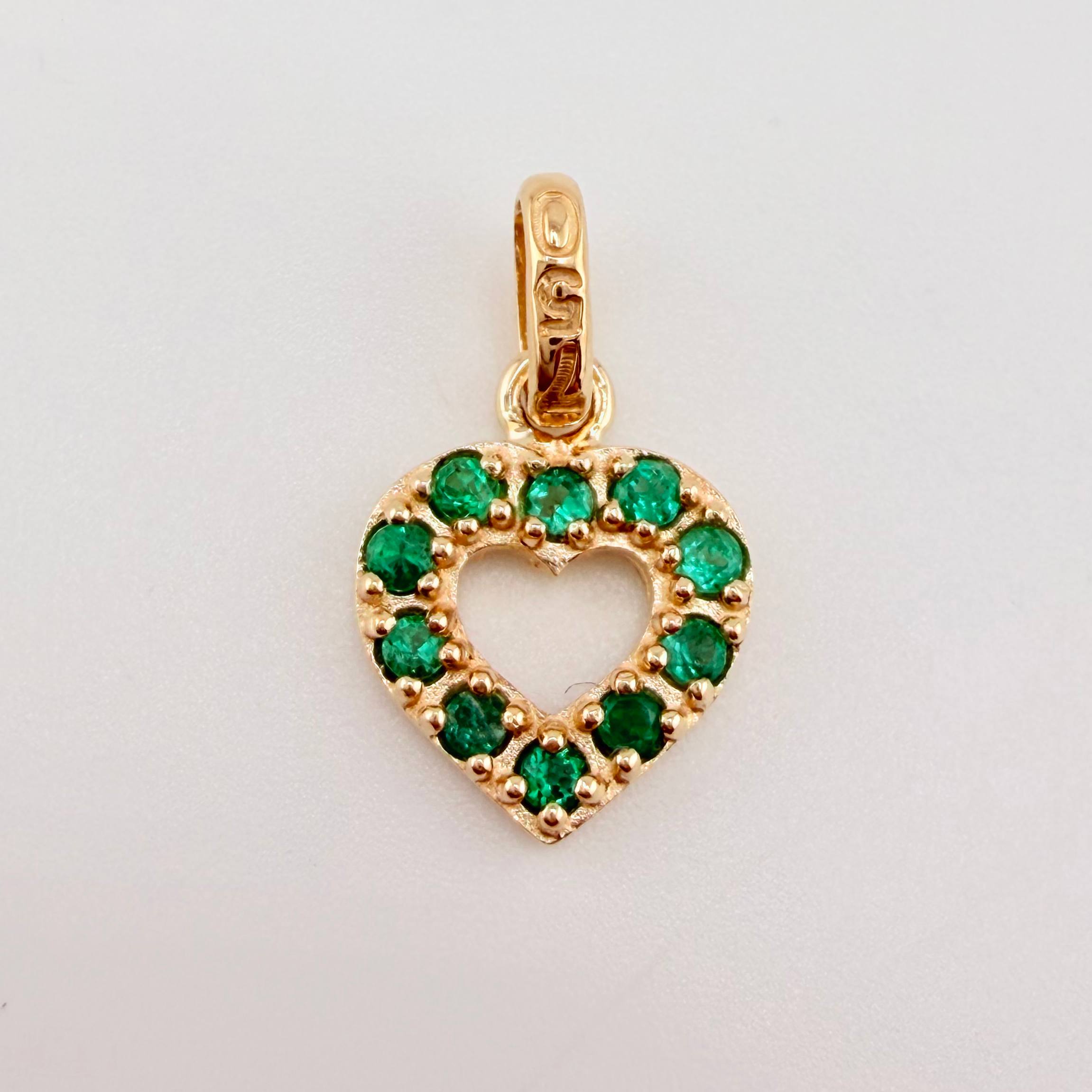 Dije Corazon Borde Grueso Esmeraldas 18pts 1.4gr / 1.7cm / Oro Amarillo 18K ©