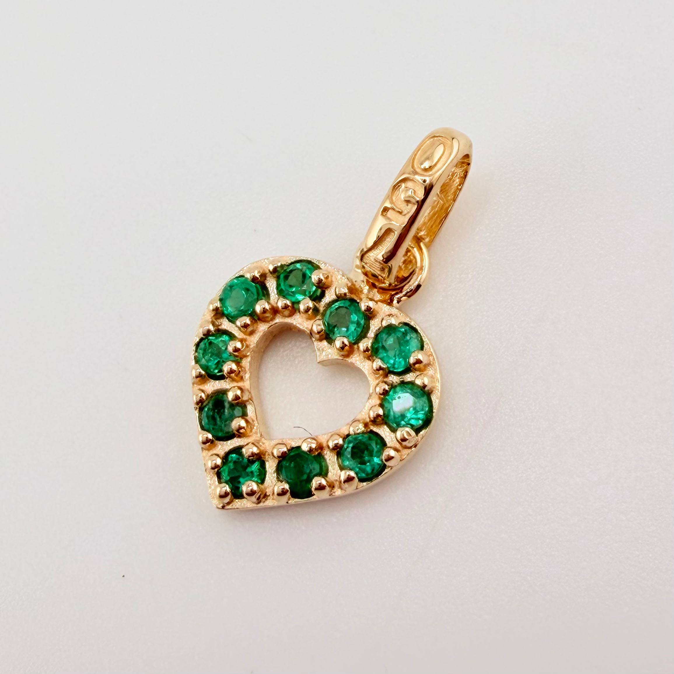 Dije Corazon Borde Grueso Esmeraldas 18pts 1.4gr / 1.7cm / Oro Amarillo 18K ©