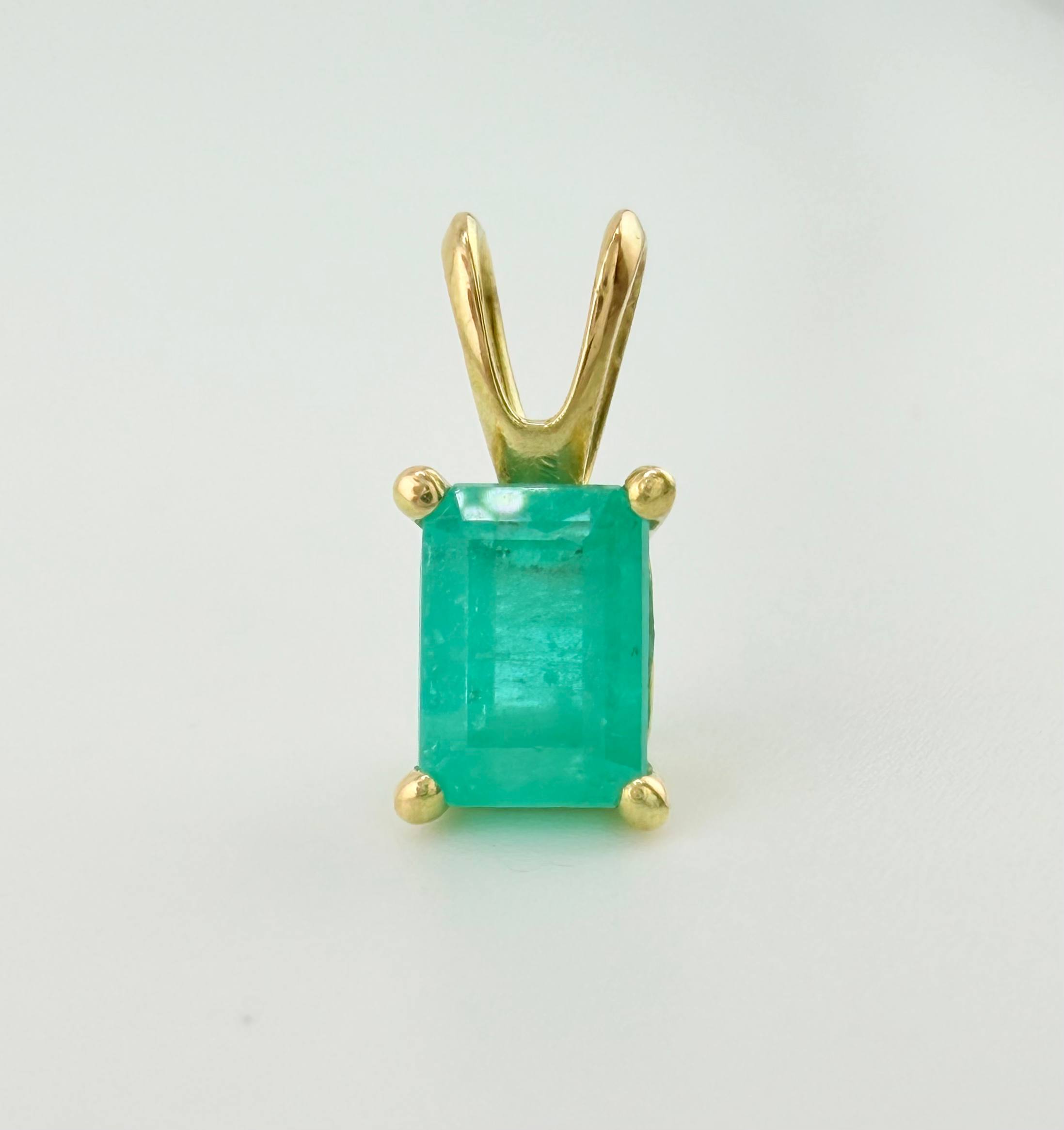 Dije Rectangulo Abultado Esmeralda 1 Qts 1gr / 1.4cm / Oro Amarillo 18K ©