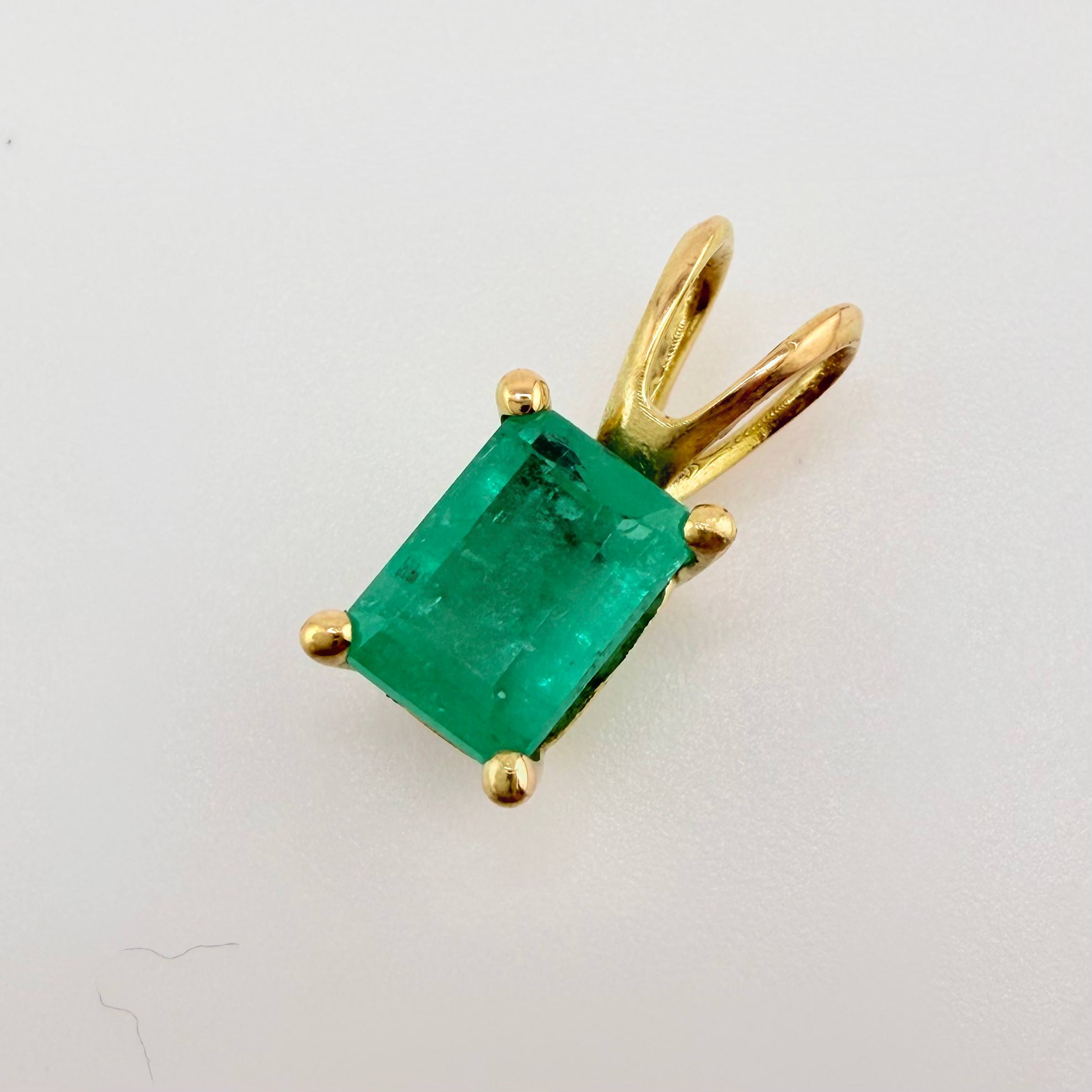 Dije Rectangulo Abultado Esmeralda 1 Qts 1gr / 1.4cm / Oro Amarillo 18K ©