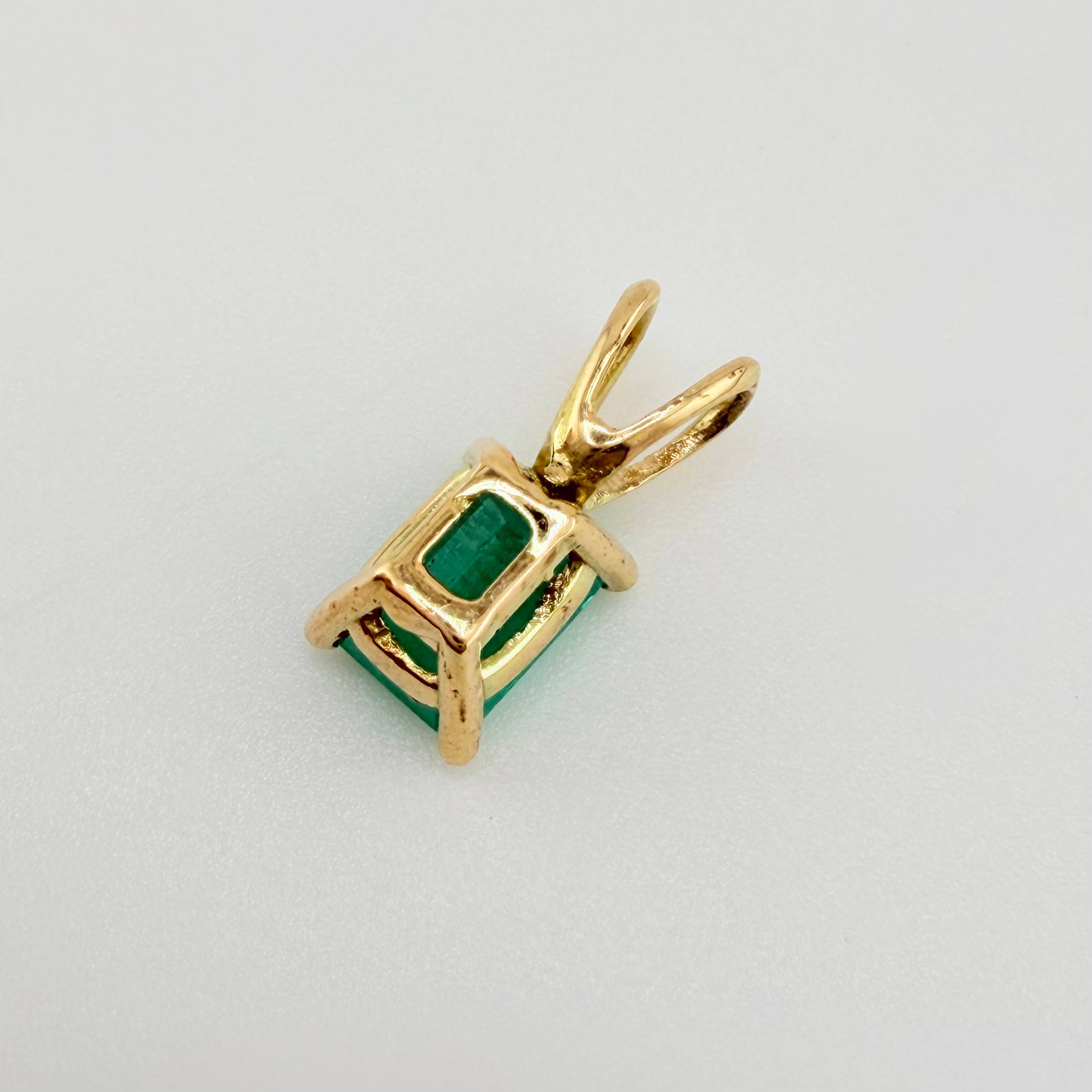 Dije Rectangulo Abultado Esmeralda 1 Qts 1gr / 1.4cm / Oro Amarillo 18K ©