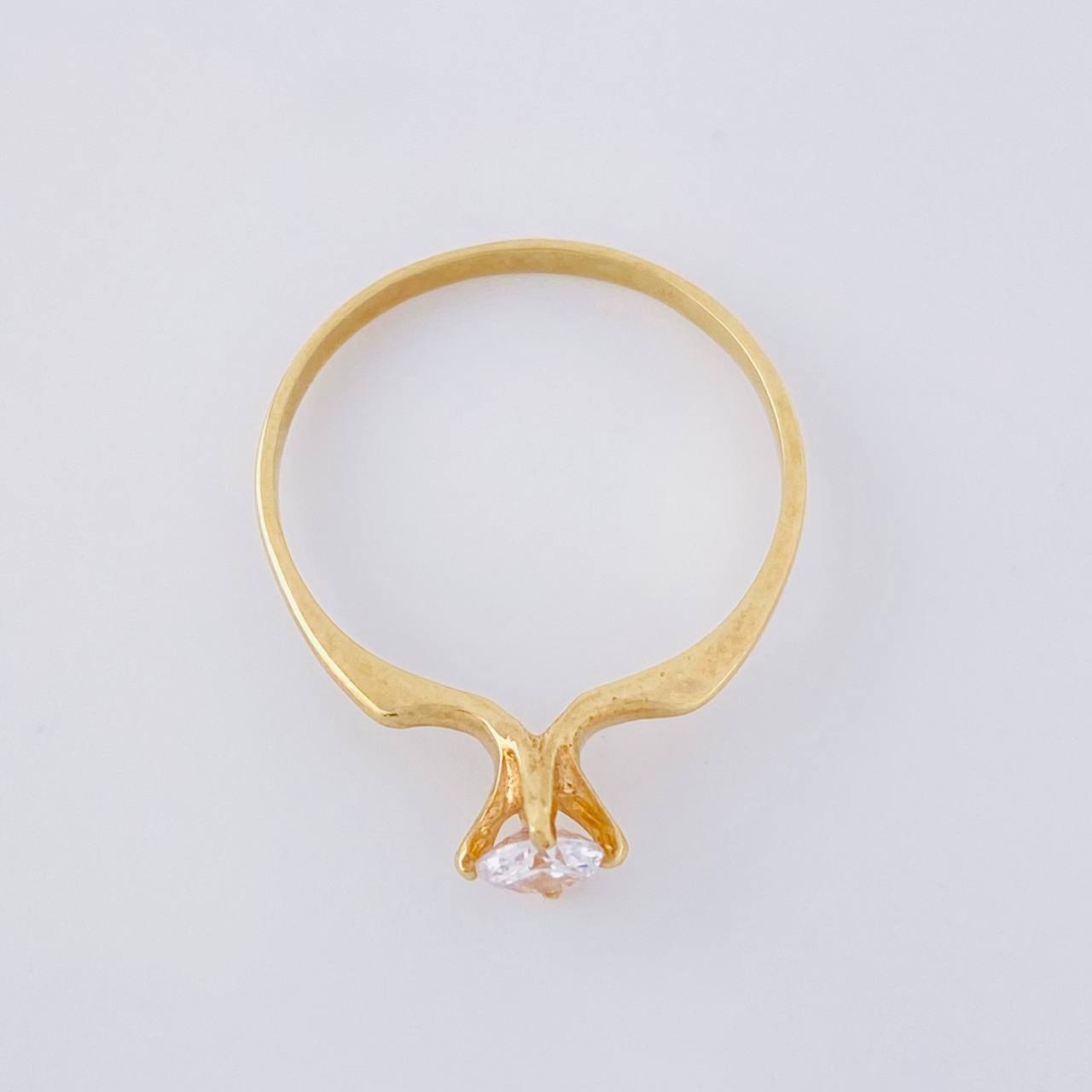 Anillo Solitario Abrazado 1.65g / T7 3/4 Oro Amarillo 18K