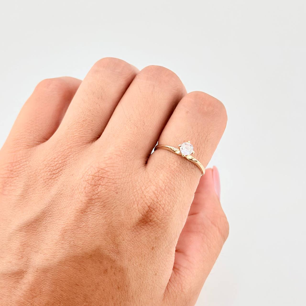 Anillo Solitario Abrazado 1.65g / T7 3/4 Oro Amarillo 18K