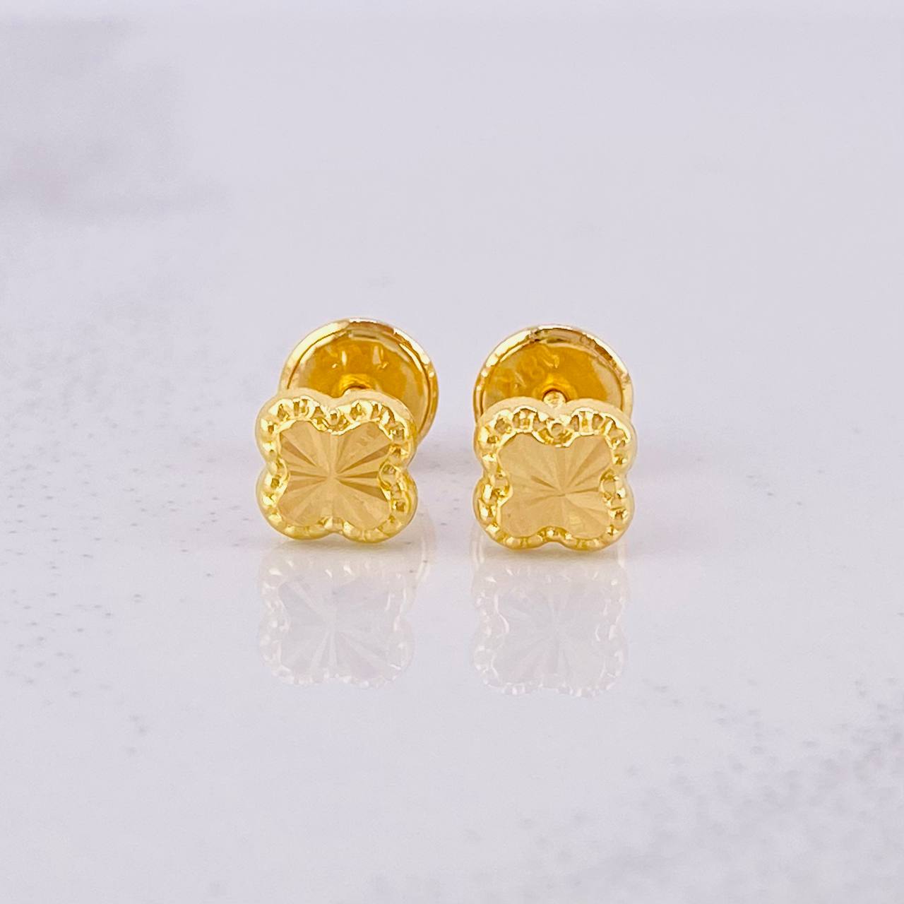 Topos Trébol Diamantado 0.45g / 5.2mm Oro Amarillo 18K