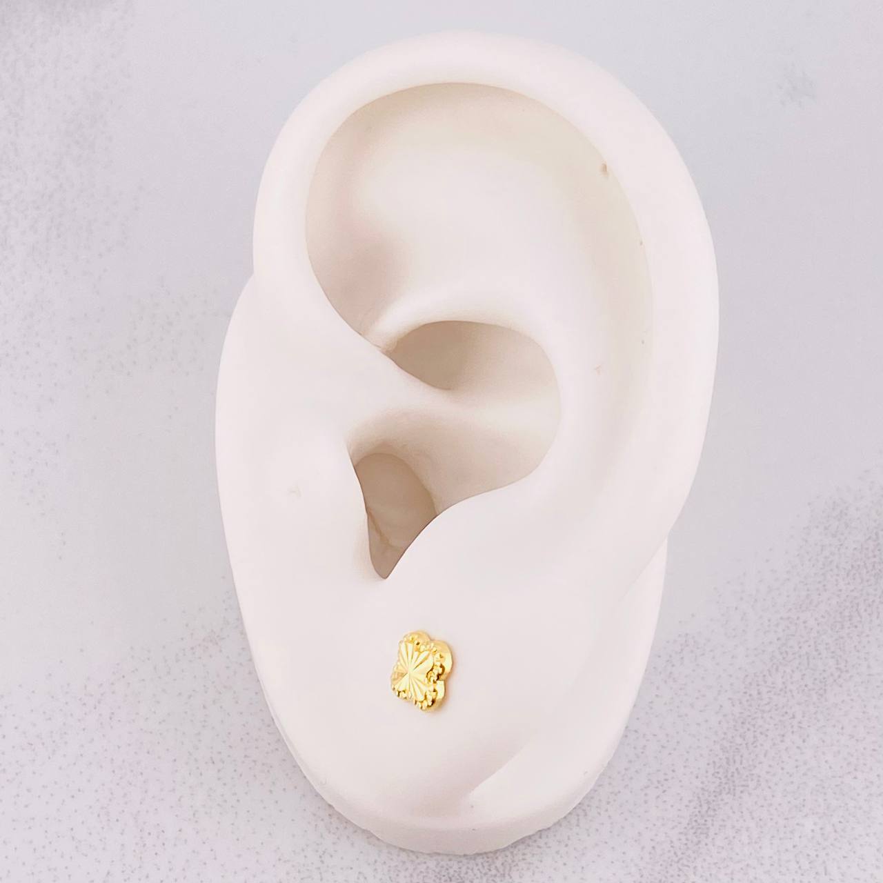 Topos Trébol Diamantado 0.45g / 5.2mm Oro Amarillo 18K