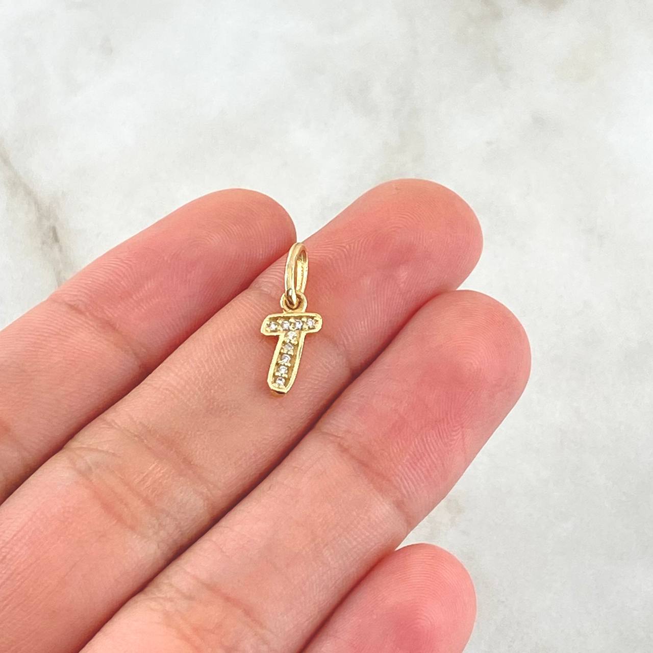 Dije Letra T Silueta 0.55gr / 1.5cm / Circones Blancos Oro Amarillo 18K