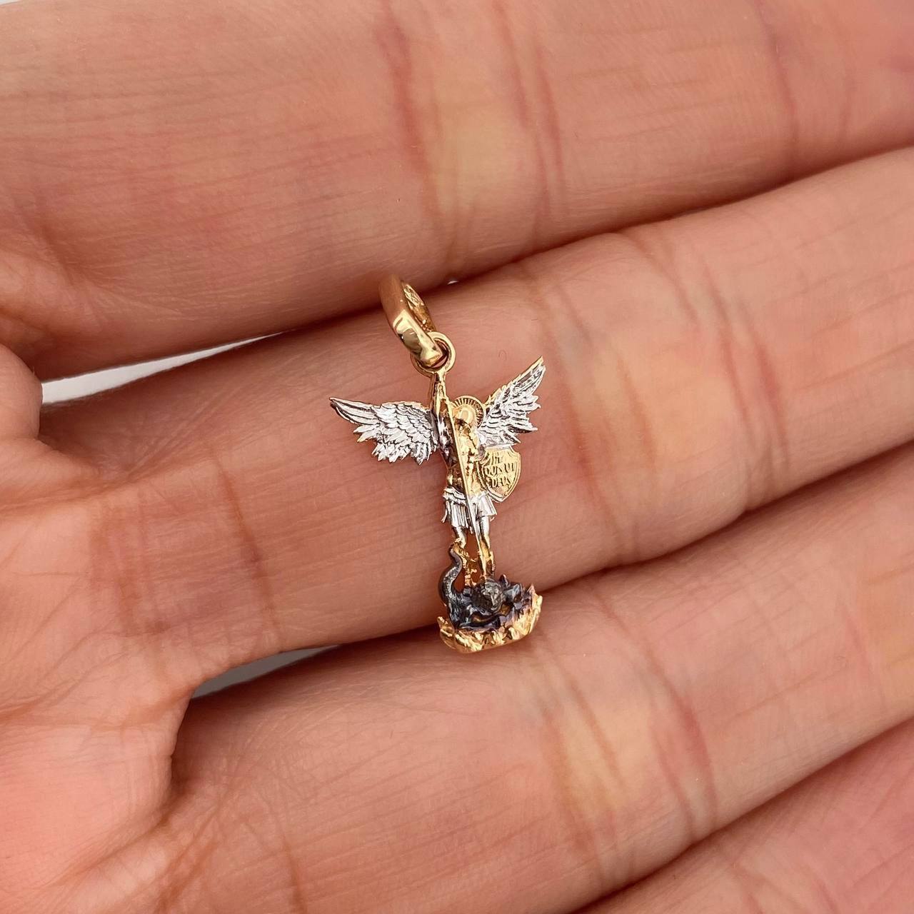 Dije San Miguel Arcangel 1 g / 1.3 cm Tres Oros 18K