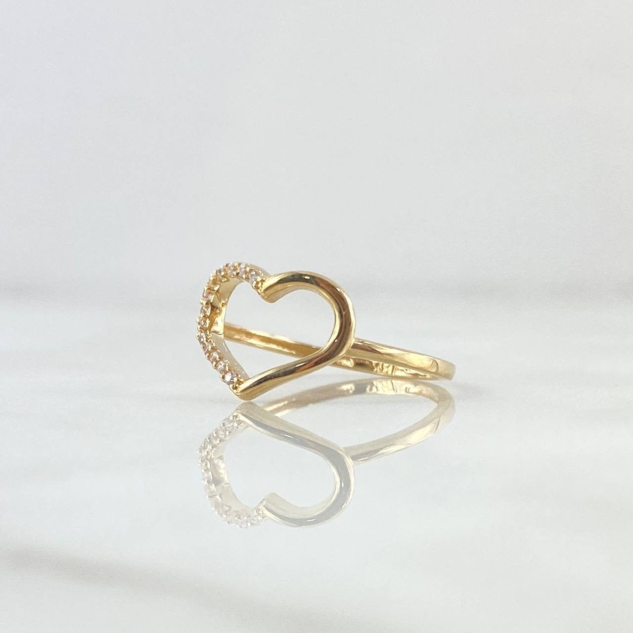 Anillo Corazón Medio Basteado 1.4gr / T7 1/4 / Silueta Circones Blancos Oro Amarillo 18K