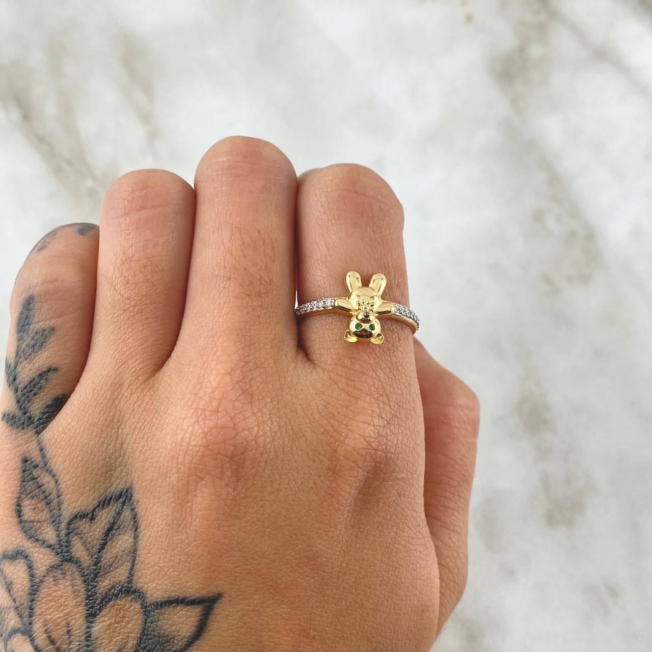 Anillo Oso En Media Churumbela 2.35gr / T5 3/4 / Circones Blancos Verdes Oro Amarillo 18K