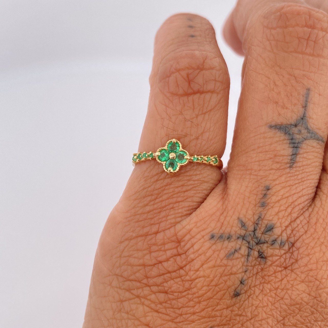 Anillo Trebol Tupido Esmeraldas 50pts 1.75gr / T7 / Oro Amarillo 18K &