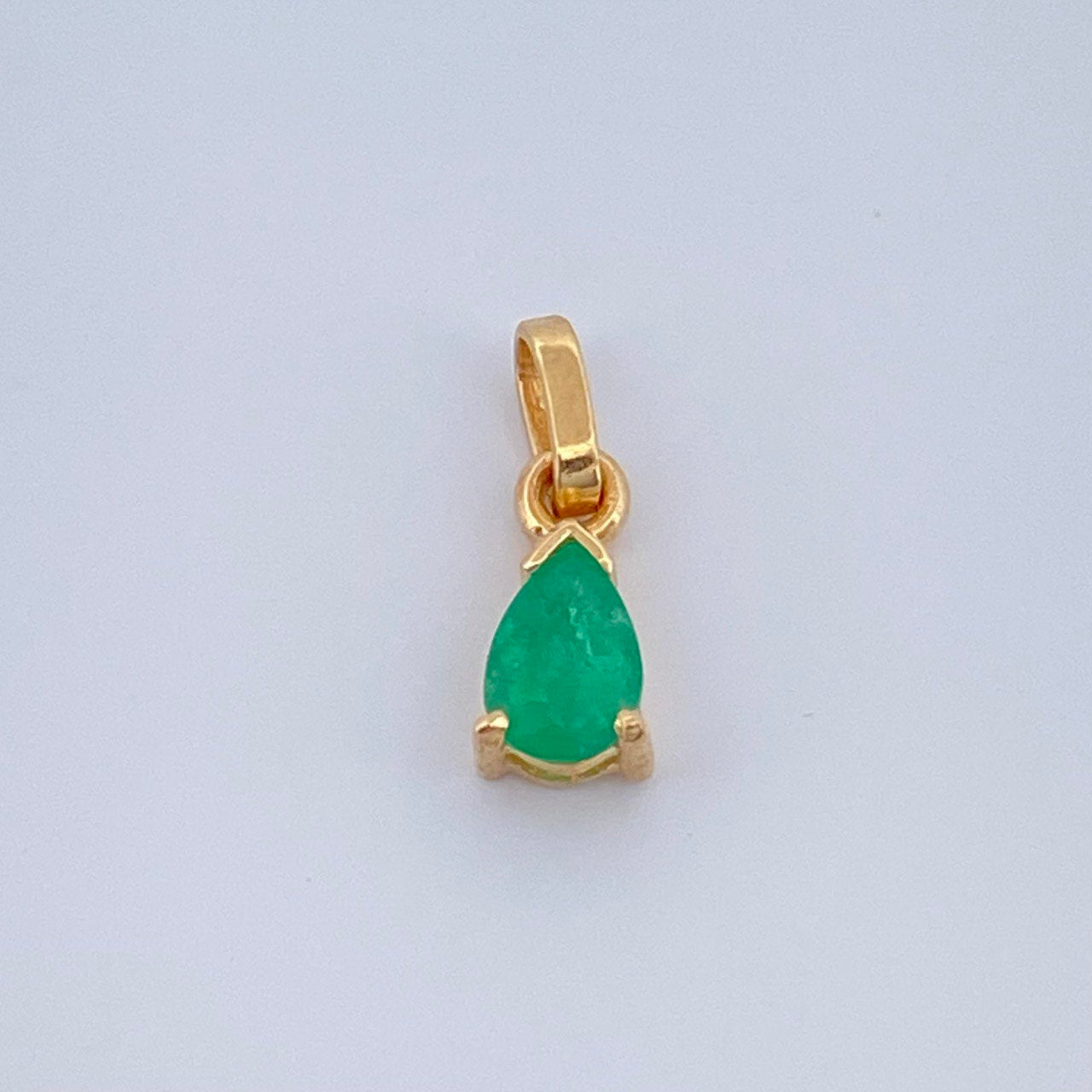 Dije Lagrima Esmeraldas 60pts 0.5gr / 1.3cm / Oro Amarillo 18K &