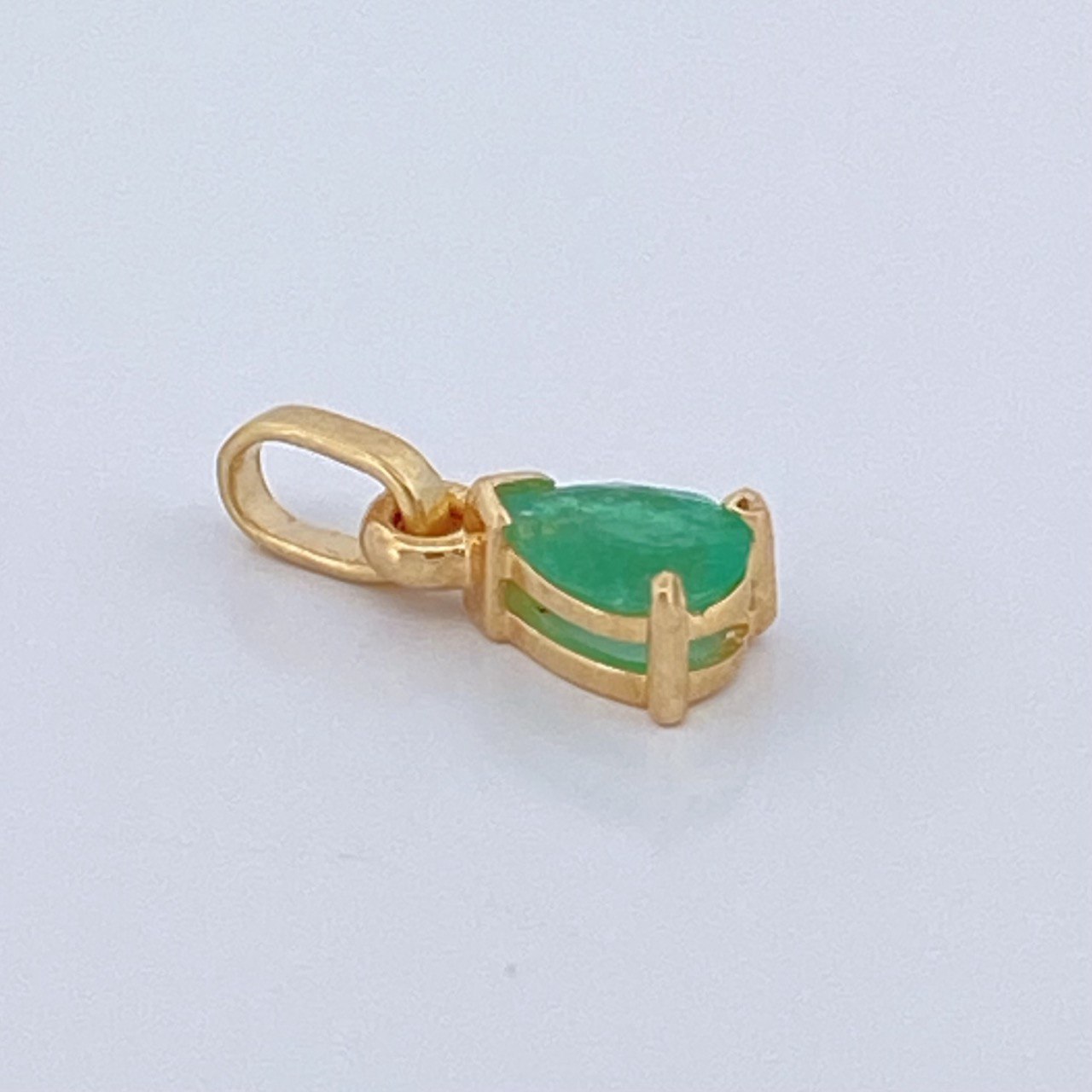 Dije Lagrima Esmeraldas 60pts 0.5gr / 1.3cm / Oro Amarillo 18K &