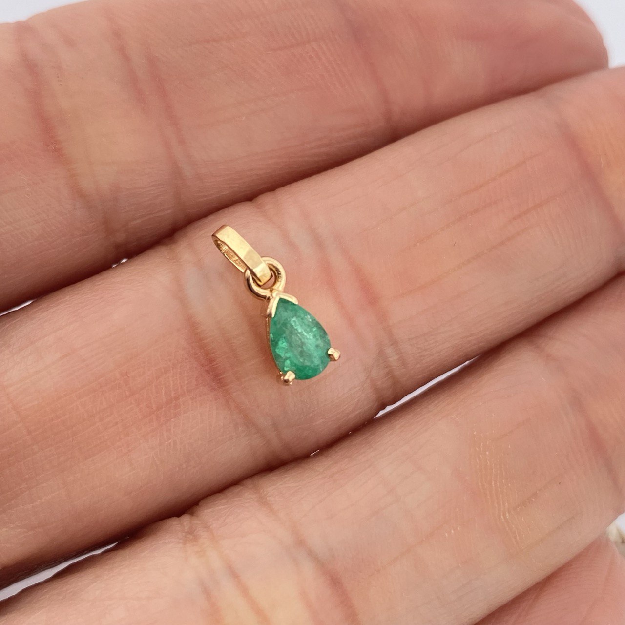 Dije Lagrima Esmeraldas 60pts 0.5gr / 1.3cm / Oro Amarillo 18K &