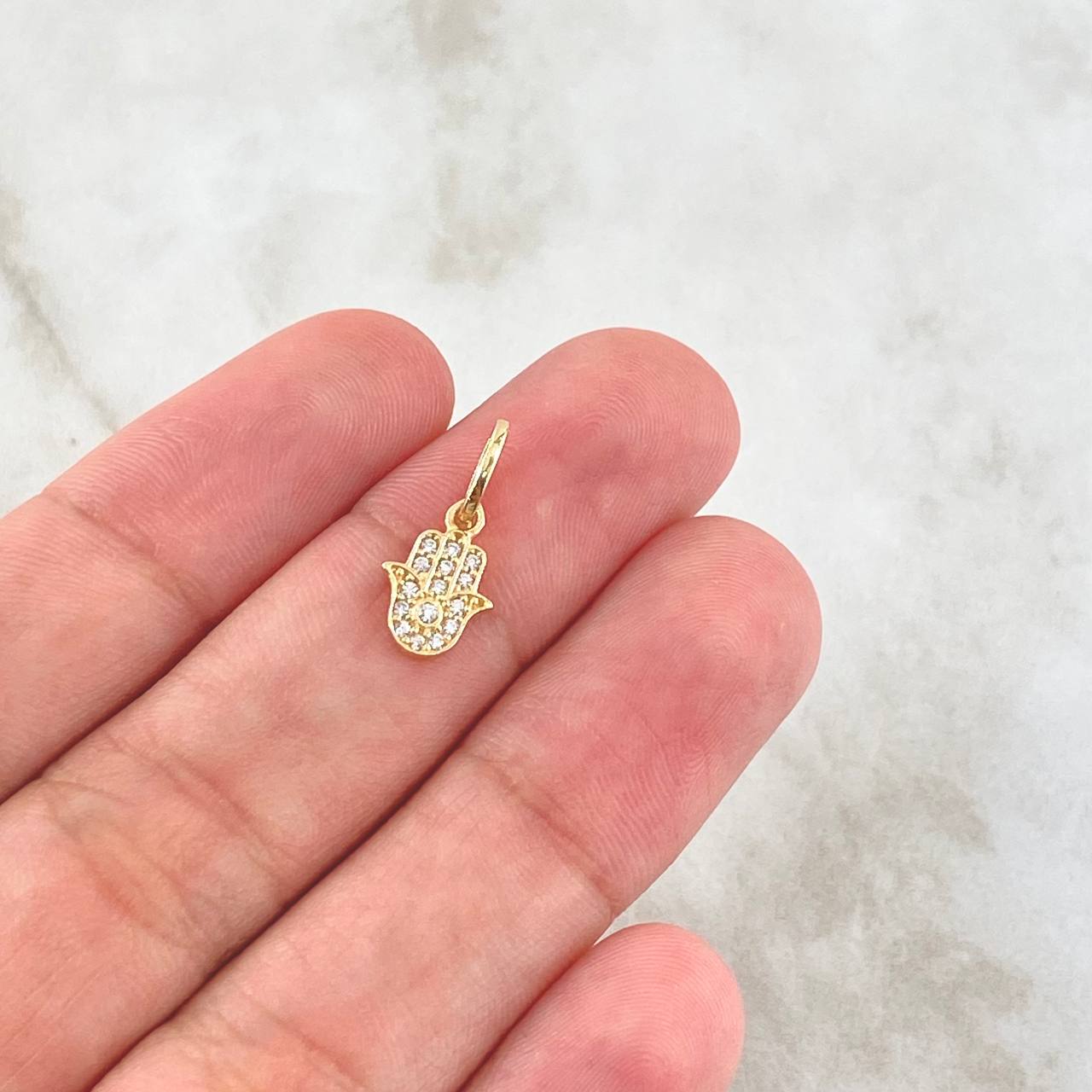 Dije Mano Hamsa 0.65gr / 1.5cm / Circones Blancos Oro Amarillo 18K
