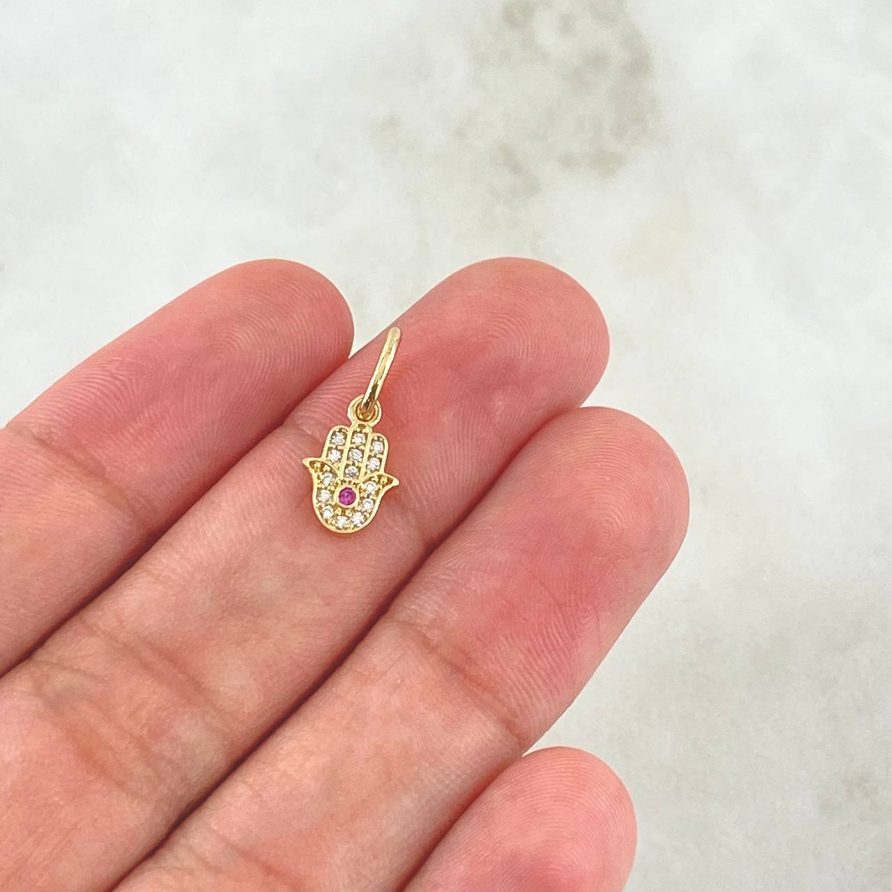 Dije Mano Hamsa 0.65gr / 1.5cm / Circones Blancos Y Fucsia Oro Amarillo 18K