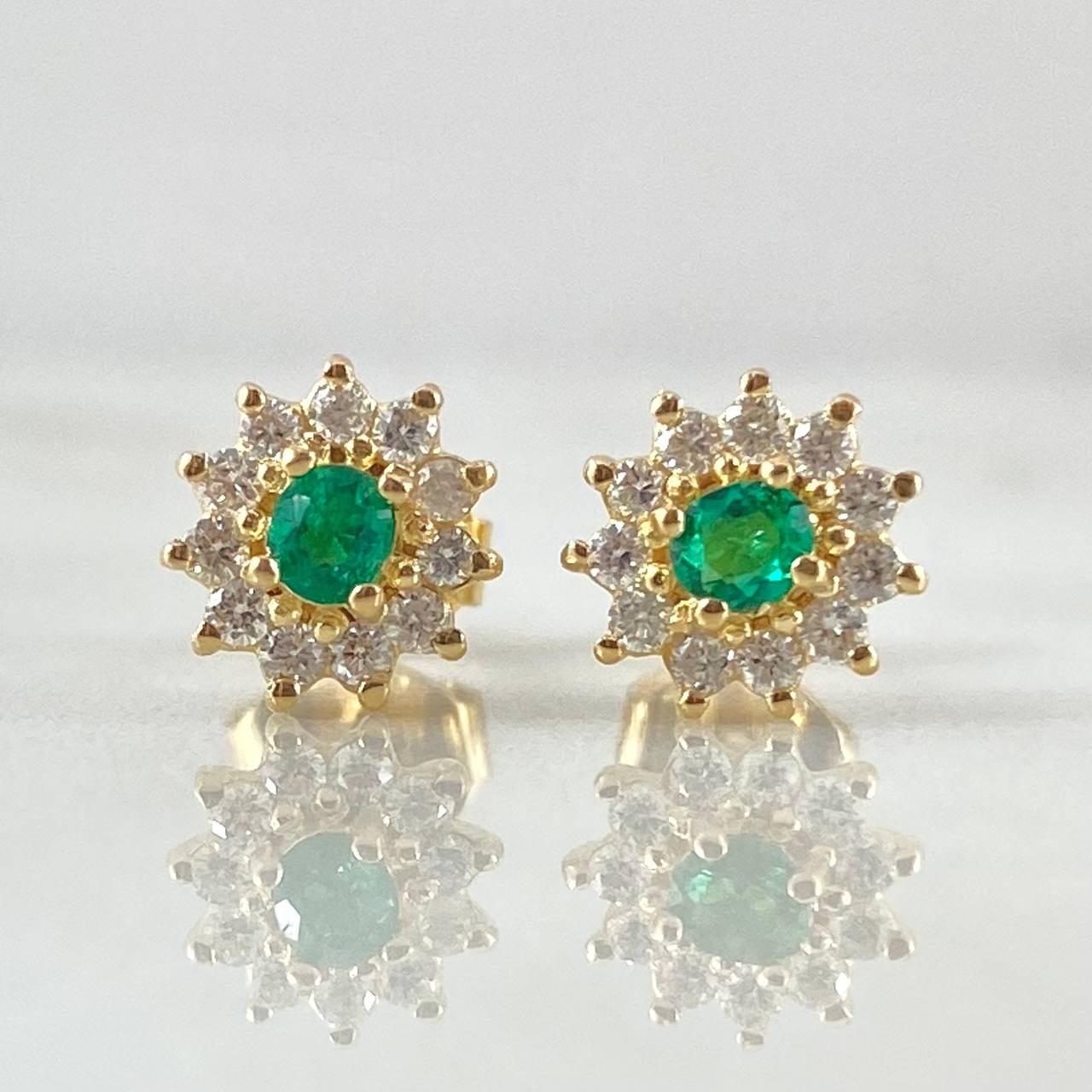 Topos Flor Tupida Esmeraldas 60pts - Diamantes 30pts 1.7gr / Oro 18K